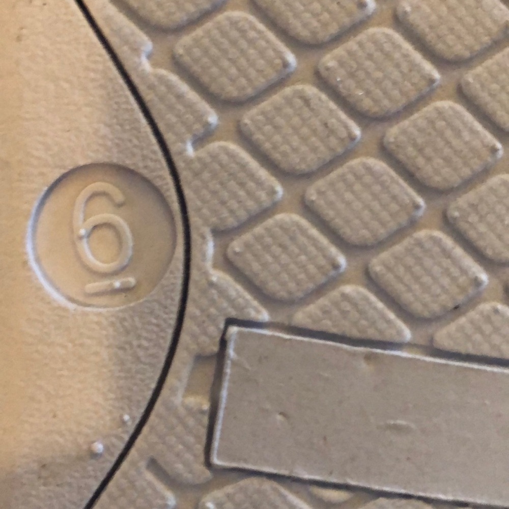 Tennis shoes - Picture 5 of 5